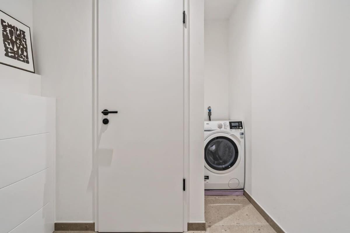 Appartamento Luxurious 2Br Apt With Balcony In Lussemburgo Esterno foto