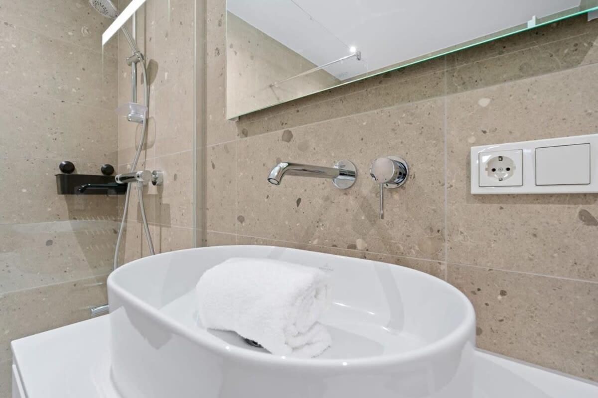 Appartamento Luxurious 2Br Apt With Balcony In Lussemburgo Esterno foto