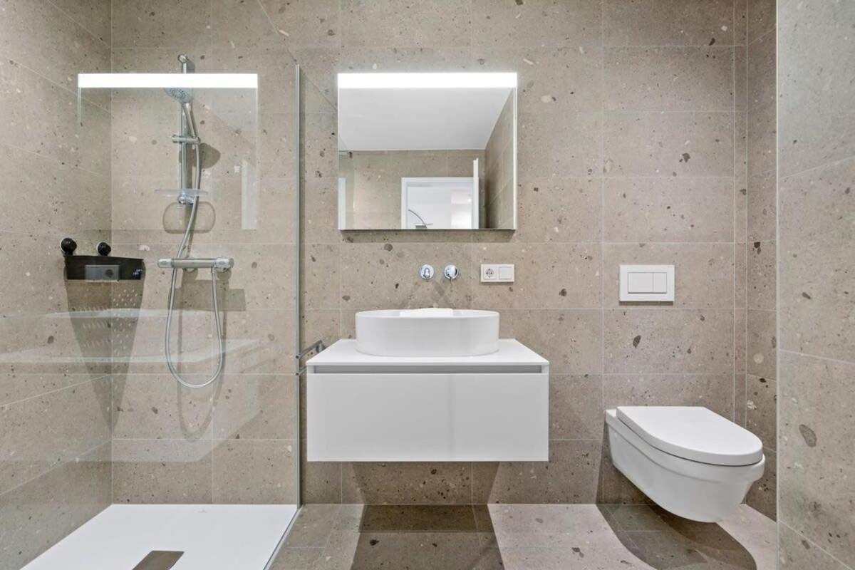 Appartamento Luxurious 2Br Apt With Balcony In Lussemburgo Esterno foto