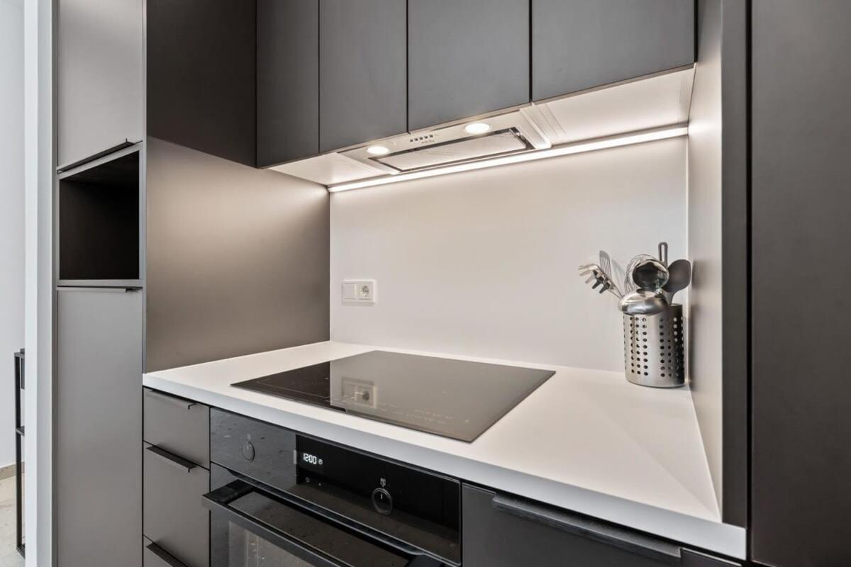 Appartamento Luxurious 2Br Apt With Balcony In Lussemburgo Esterno foto
